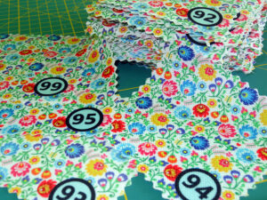 Zestaw drukowanych próbek tkanin