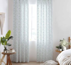 pastelowa_krata_z_drobnym_motywem_roślinnym